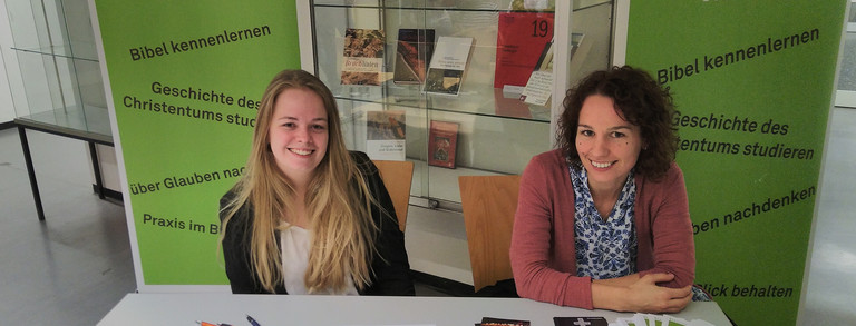 Studentinnen am Infostand