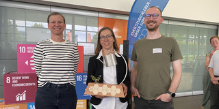 Das Bild zeigt Prof. Gärtner mit Prorektorin Prof. Dr. Tessa Flatten und dem Leiter des Nachhaltigkeitsbüros Dr. Henning Moldenhauer.