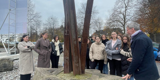 Das Bild zeigt die Gruppe vor dem Deportationsmahnmal.