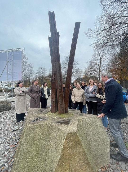 Das Bild zeigt die Gruppe vor dem Deportationsmahnmal.