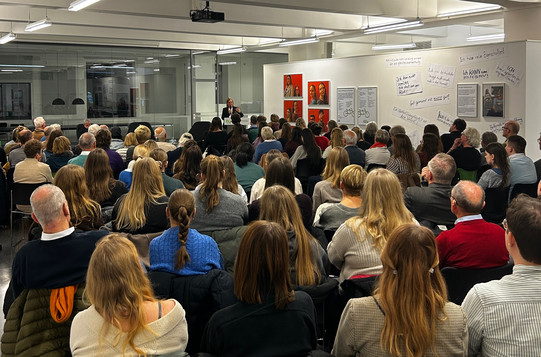 Das Bild zeigt Dr. Franca Spies vor dem Publikum.