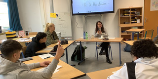 Das Bild zeigt Simone Horstmann im Gespräch mit den Schülern. 