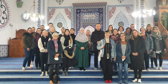 Das Bild zeigt die Gruppe aus Studierenden und Besucher*innen in der Zentralmoschee.