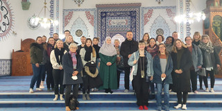 Das Bild zeigt die Gruppe aus Studierenden und Besucher*innen in der Zentralmoschee.