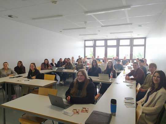 Das Bild zeigt die Teilnehmenden der Erstsemesterbegrüßung.