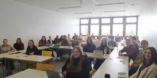 Das Bild zeigt die Teilnehmenden der Erstsemesterbegrüßung.