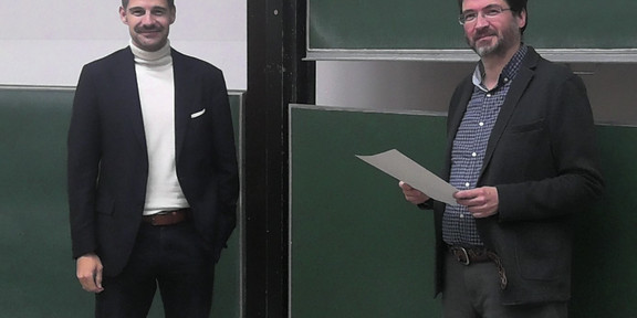 Prof Taxacher und Prof Schuck vor Tafel