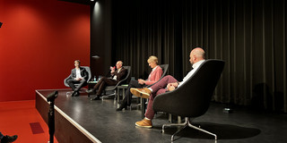 Das Bild zeigt die Teilnehmer:innen der Podiumsdiskussion.