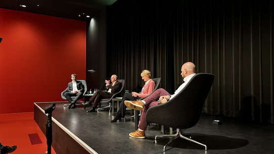 Das Bild zeigt die Teilnehmer:innen der Podiumsdiskussion.