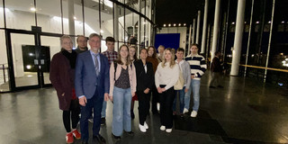 Das Bild zeigt die Teilnehmenden bei der Exkursion. 