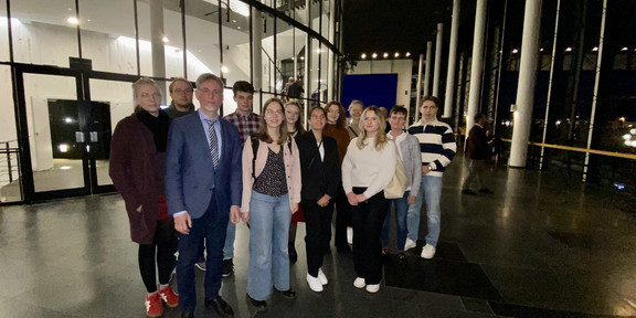 Das Bild zeigt die Teilnehmenden bei der Exkursion. 
