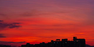 Das Bild zeigt die Morgendämmerung über einer Stadt.
