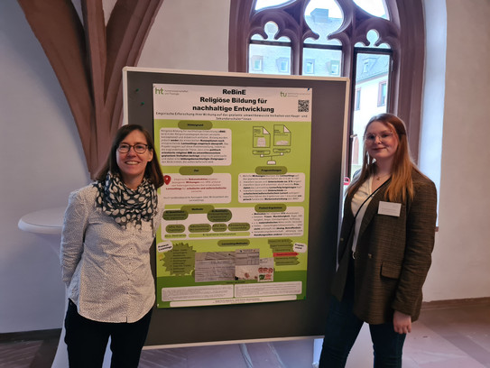 Das Bild zeigt Prof. Gärtner und Fr. Herdramm mit dem Poster.