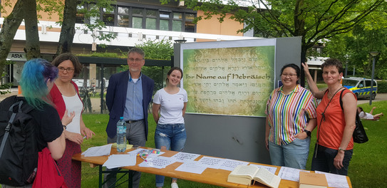 Das Bild zeigt den Stand des Lehrstuhlteams um Prof. Ballhorn beim Sommerfest.