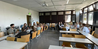 Das Bild zeigt die Studierenden bei der Arbeit während des Blockseminars.