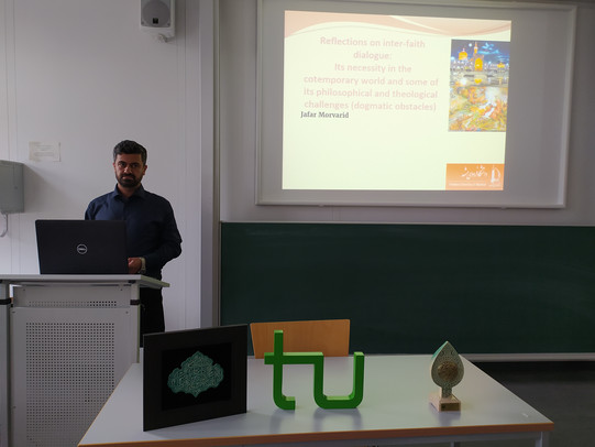 Das Foto zeigt Jafar Morvarid bei seinem Vortrag.