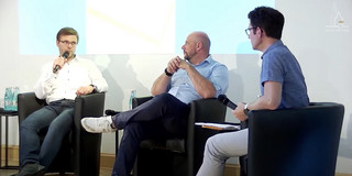 Das Bild zeigt die Diskussionsteilnehmer.