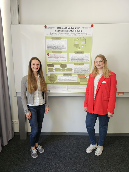 Das Bild zeigt M.-C. Beckers und H. Herdramm mit ihrem Poster.