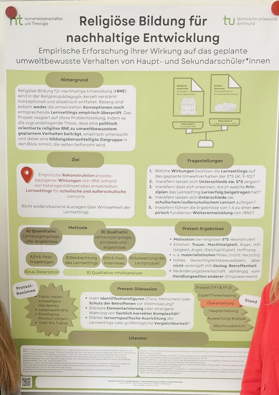 Das Bild zeigt M.-C. Beckers und H. Herdramm mit ihrem Poster.