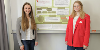 Das Bild zeigt M.-C. Beckers und H. Herdramm mit ihrem Poster.