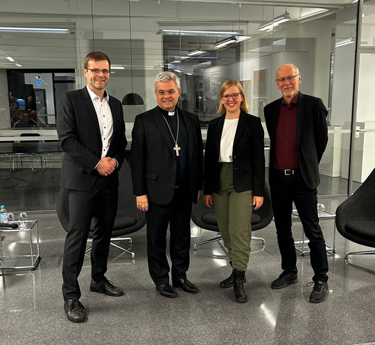 Das Bild zeigt die Teilnehmer:innen der Podiumsdiskussion.