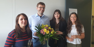 Das Bild zeigt Prof. Breul mit einigen seiner Mitarbeiterinnen. 