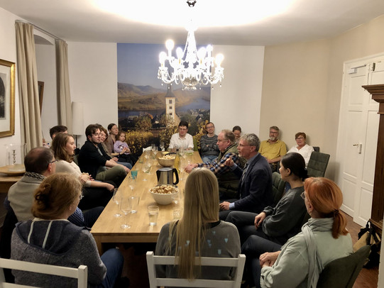 Das Bild zeigt die Teilnehmer:innen beim Abendessen.