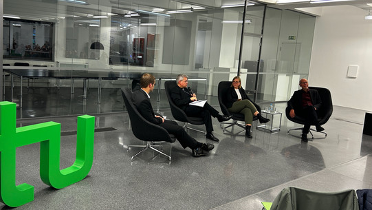 Das Bild zeigt die Teilnehmer:innen bei der Diskussion.