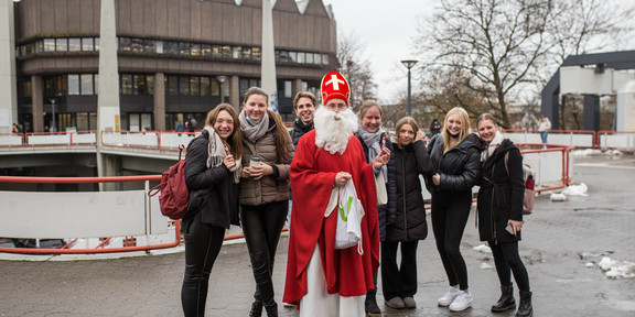 Das Bild zeigt eine Gruppe Studierender mit Prof. Ballhorn im Nikolauskostüm.