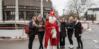 Das Bild zeigt eine Gruppe Studierender mit Prof. Ballhorn im Nikolauskostüm.