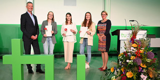 Das Bild zeigt die Gewinner:innen des Jahrgangsbestenpreises.