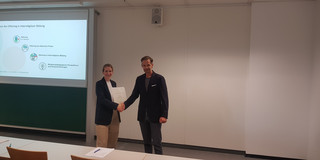 Das Bild zeigt PD Dr. Lena Tacke mit dem Dekan. 