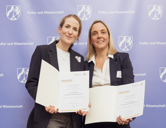 Das Bild zeigt die TU-Mitarbeiterinnen und Preisträgerinnen Lena Tacke und Vanessa Henke.