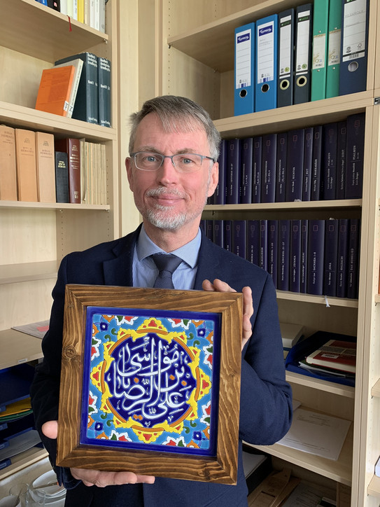 Prof. Ballhorn zeigt das Gastgeschenk von Dr. Morvarid.