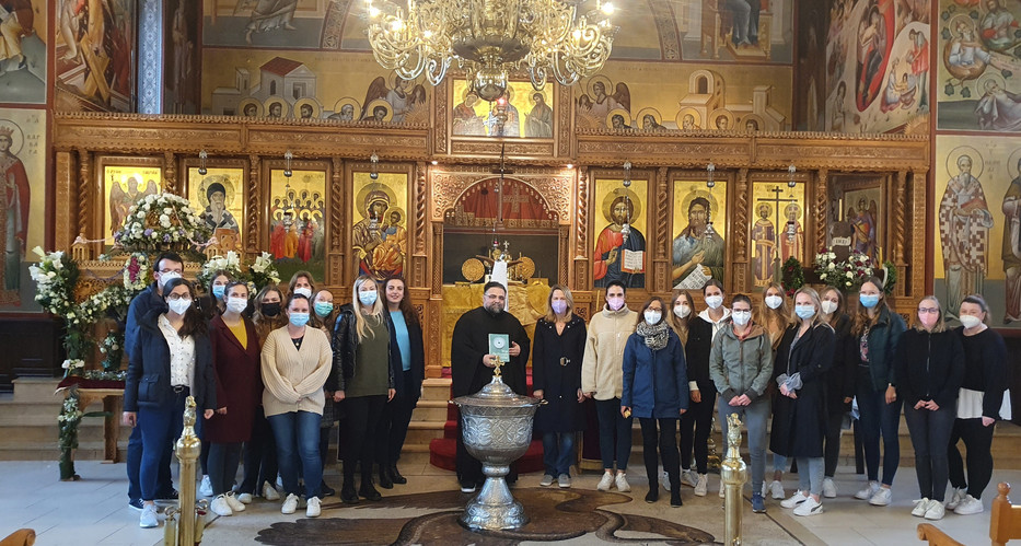 Studierende im Kirchenraum der griechisch-orthodoxen Gemeine Heilige Apostel