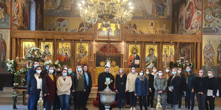 Studierende im Kirchenraum der griechisch-orthodoxen Gemeine Heilige Apostel