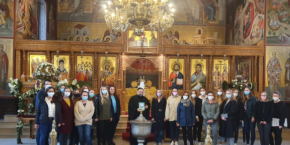 Studierende im Kirchenraum der griechisch-orthodoxen Gemeine Heilige Apostel