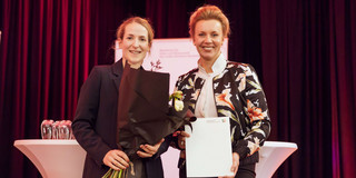 Das Bild zeigt Dr. Tacke und Ministerin Brandes nach der Übergabe der Urkunde.