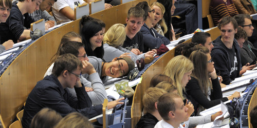 Studierende sitzen in einer Vorlesung im Audimax.