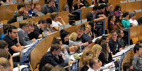 Audimax Studierende sitzen in einer Vorlesung im Audimax.