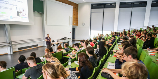 Studierende im Hörsaal Studierende sitzen zum Studienstart in einer Vorlesung.