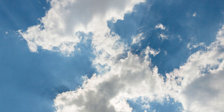 Ein blauer Himmel mit kleinen weißen Wolken.