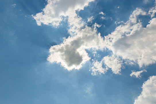 Ein blauer Himmel mit kleinen weißen Wolken.